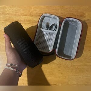 JBL Flip 6 Black *CASE AND CHARGER INCLUDED*